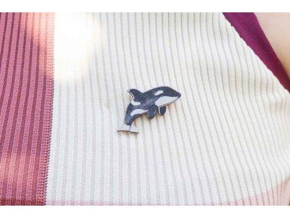 wooden brooch orca by epipi 1200x800 01