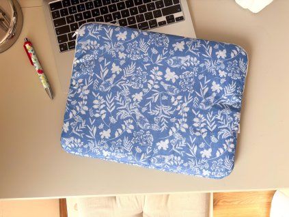 pozdro na laptop s květinami